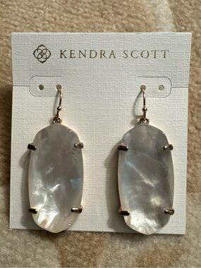 Retired Kendra Scott Ivory Mother of Pearl Earrings in Rose Gold EUC